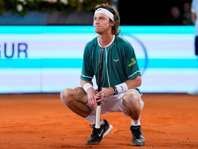 同台竞技 同台竞技